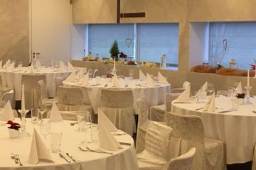 Rest der Welt PR & Marketing Event Stilvolle Eventhalle am Ufer der Paar image 10