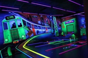 Hofheim Am Taunus PR & Marketing Event Schwarzlichthelden Minigolf image 10