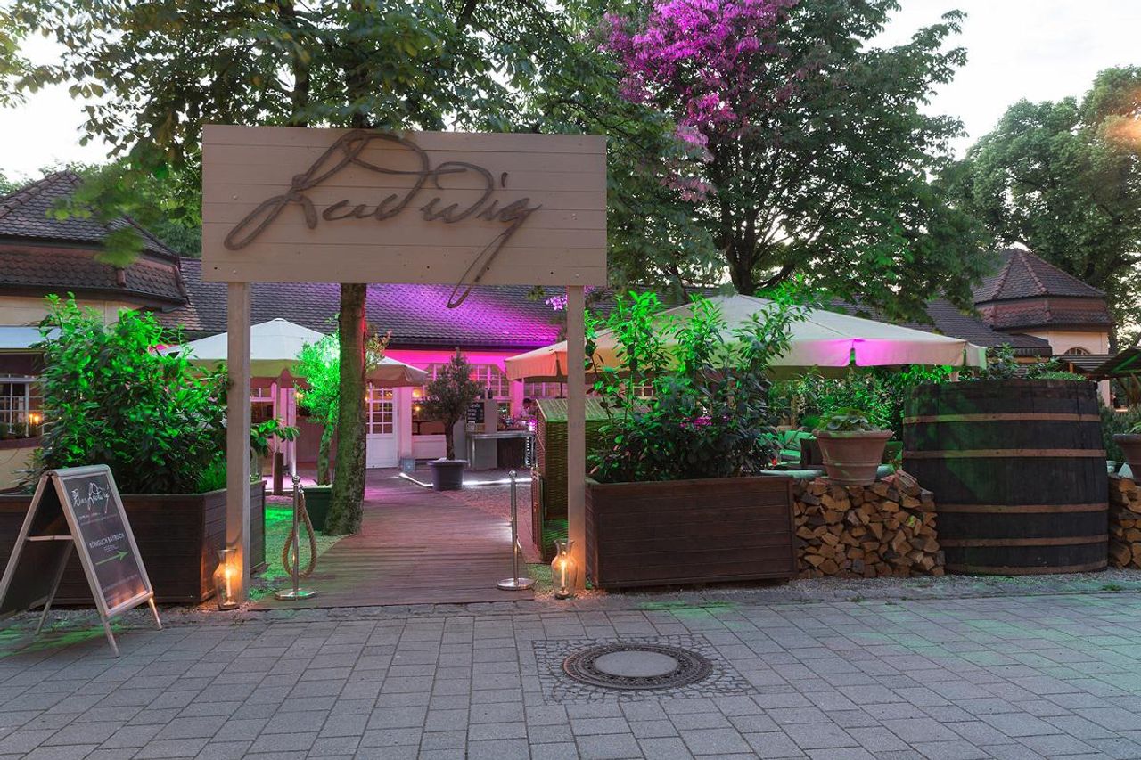 Ismaning PR & Marketing Event Veranstaltungsraum Bar Ludwig II image 10