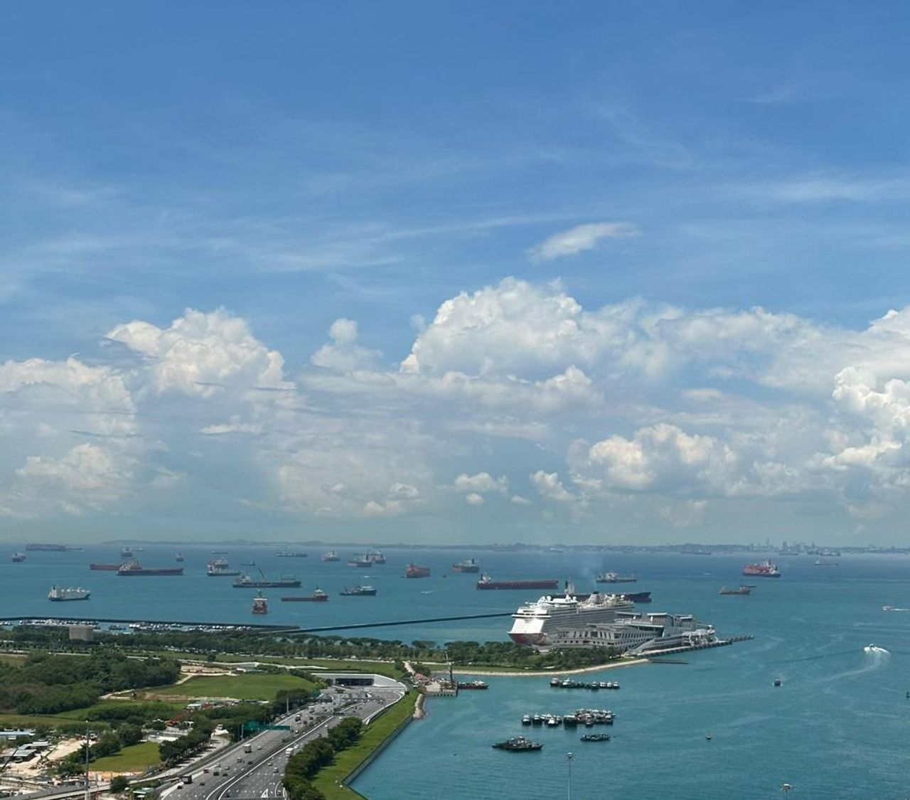Singapore  Office desk Penguins Coworking image 5