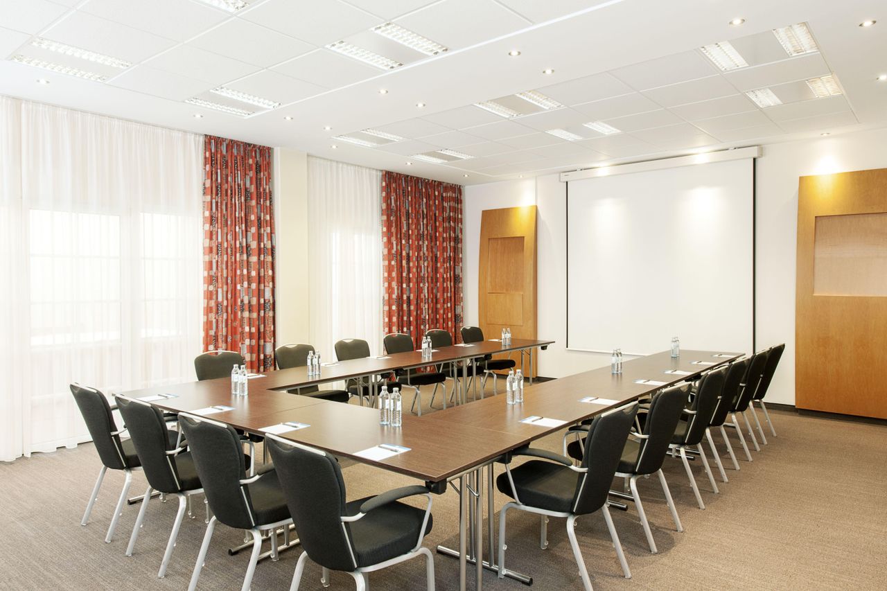 Rest of the World   NH Wien Airport image 5189