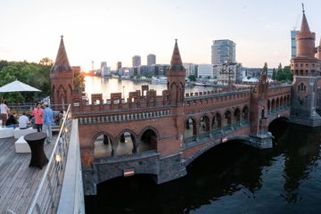 Berlin Mobiles Arbeiten Veranstaltungsraum Versatile Office and Film Location at Oberbaumbrücke image 17