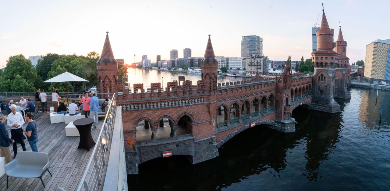 Berlin Mobiles Arbeiten Veranstaltungsraum Versatile Office and Film Location at Oberbaumbrücke image 14
