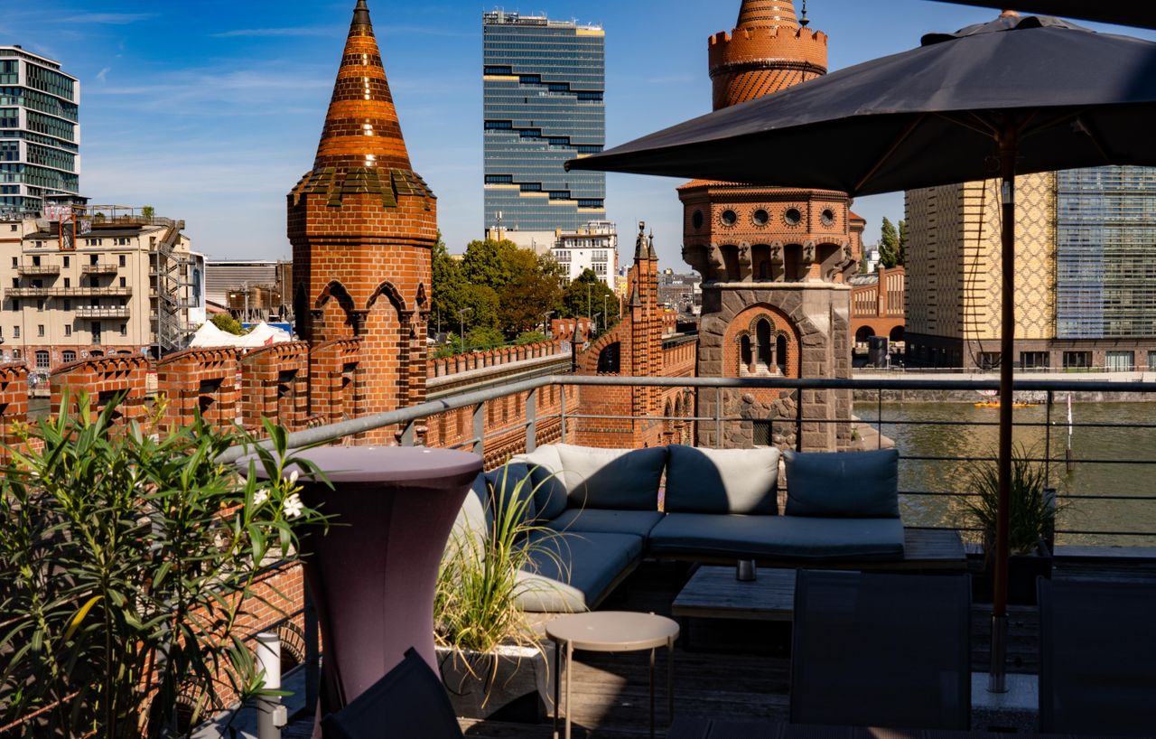 Berlin Mobiles Arbeiten Veranstaltungsraum Versatile Office and Film Location at Oberbaumbrücke image 11