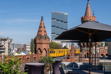 Berlin Mobiles Arbeiten Veranstaltungsraum Versatile Office and Film Location at Oberbaumbrücke image 12