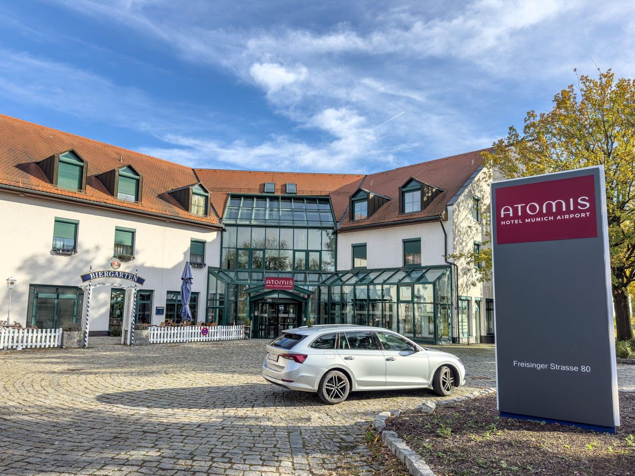 Rest der Welt Kundengespräch Tagungshotels ATOMIS Hotel Munich Airport by Mercure image 0