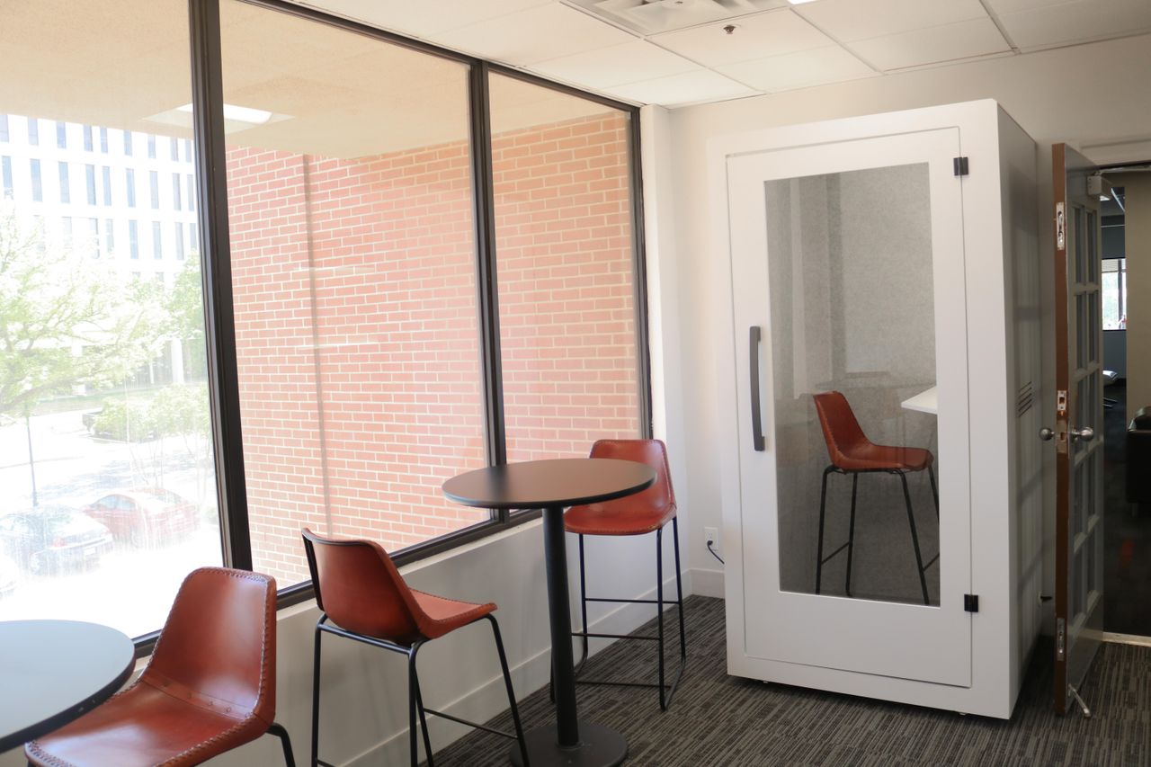 Rest of the World Mobile Working Coworking space Central Office and CoWorking image 8