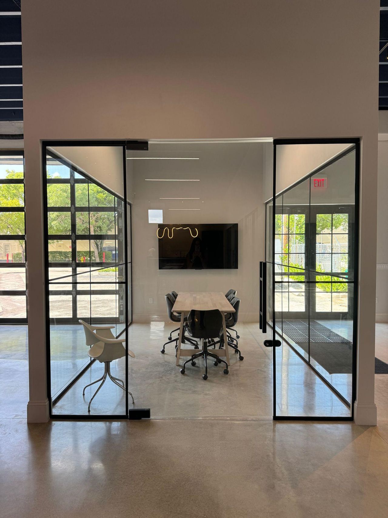 Rest der Welt Coworking Coworking spaces Industrial, Modern & Comfy Office Space in The Falls, FL image 11